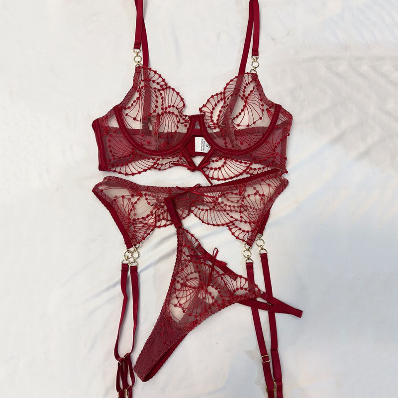 Scalloped pattern lace suit
