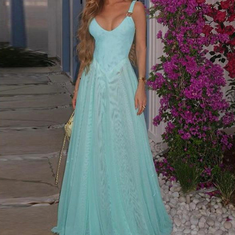 Solid color deep V-neck suspender dress